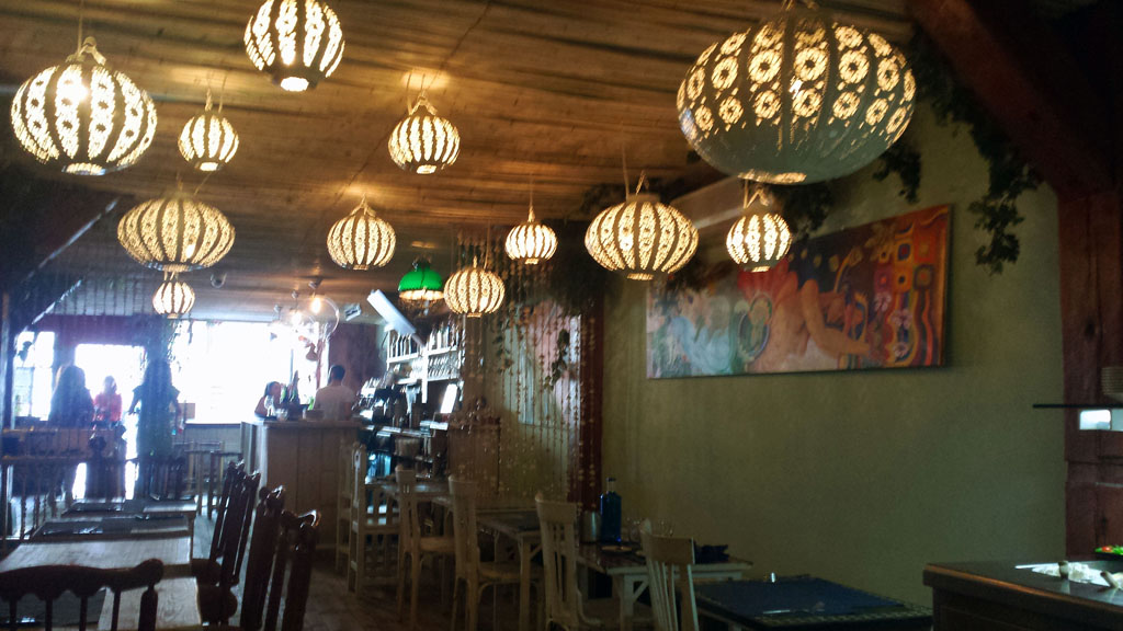 VIVA LA VIDA-espacio principal del restaurante vegetariano con una decoración colorida y multicultural