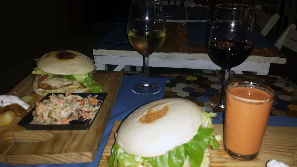 VIVA LA VIDA-un restaurante vegetariano en Madrid con unas  espectaculares VEG burgers (hamburguesas vegetarianas)