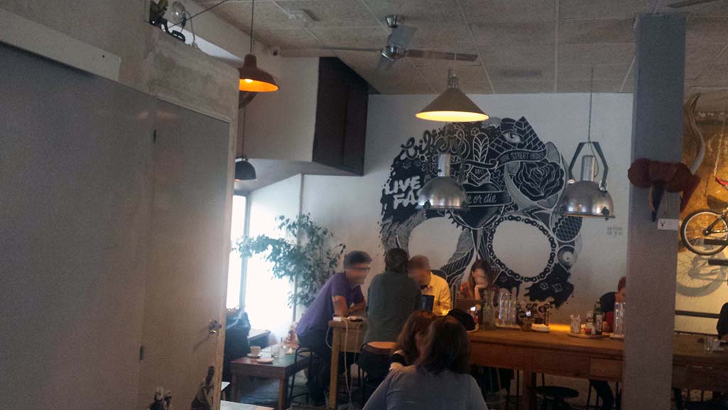 LA BICICLETA-un café con mesas grandes en el barrio de Malasaña que invitan a socializar