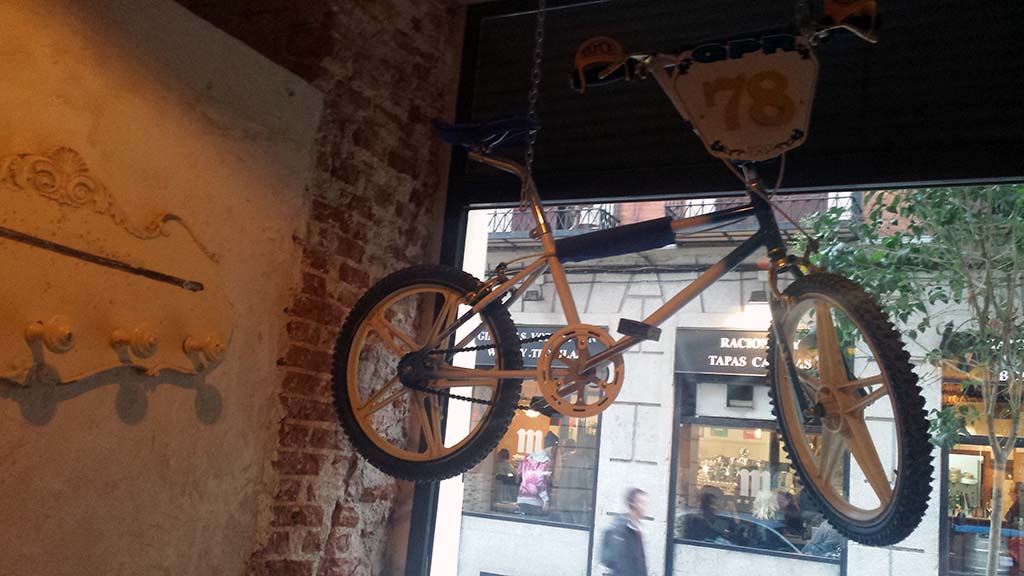 LA BICICLETA-un café en el barrio de Malasaña con una decoración vintage inspirada en el mundo de las bicicletas
